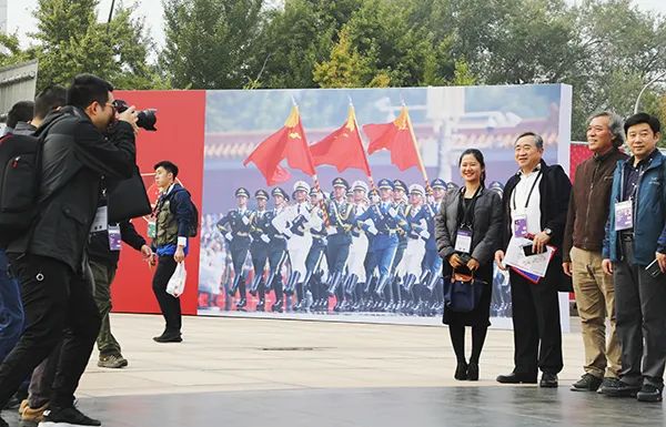 我与摄影周的故事 | 对话“国家形象展”策展人 季春红